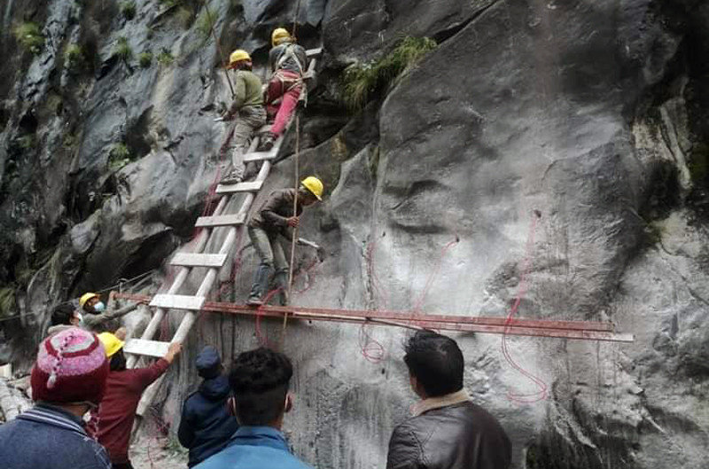 विस्तारै उठ्दै छ बाढीले बगाएको मनाङ