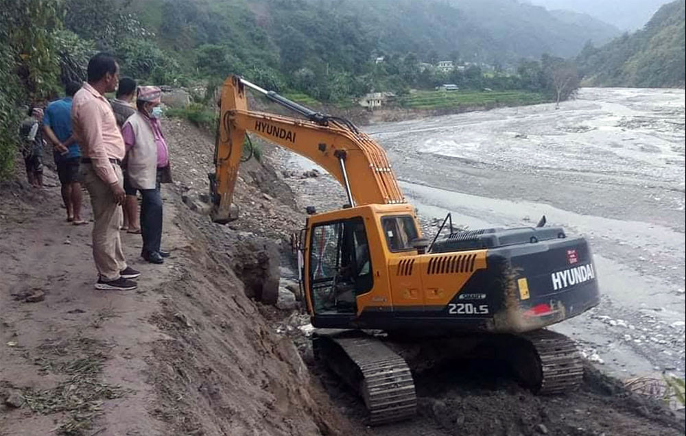 सडक र पुलमा ३ अर्बभन्दा बढीको क्षति, अझै १२ सडक अवरुद्ध