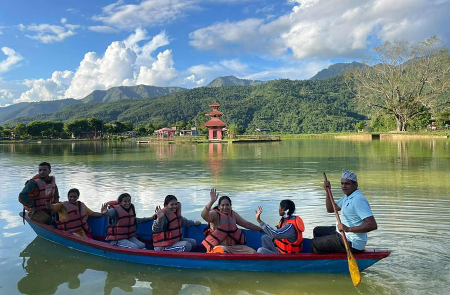 तालपोखरामा चल्यो डुङ्‍गा