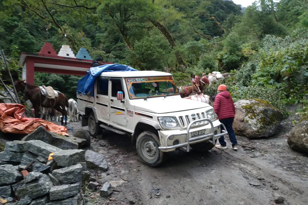 अवरुद्ध सडक खुल्यो, सहज बन्दै मनाङमा जनजीवन 
