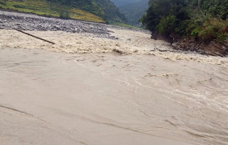 बाढीले बझाङमा बसपार्क बगायो :  राजमार्ग, विद्युत् र सञ्चार सेवा अवरुद्ध