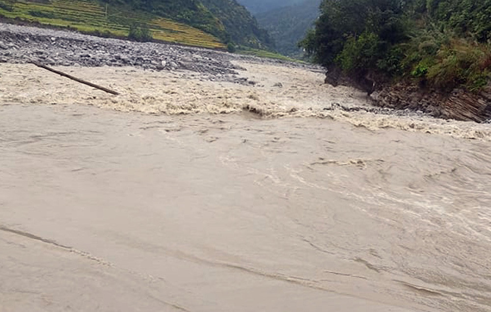 बाढीले बझाङमा बसपार्क बगायो :  राजमार्ग, विद्युत् र सञ्चार सेवा अवरुद्ध