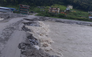 बाढीले यातायात सेवा अवरुद्व