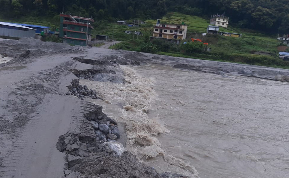 बाढीले यातायात सेवा अवरुद्व