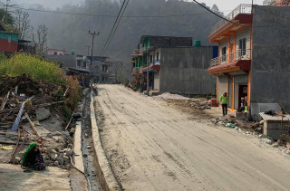 नयाँपुल-घान्द्रुक सडक पहिराले अवरुद्ध, बाटोमै रोकिए पर्यटक