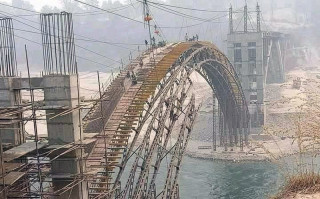 बाढीले कर्णालीमा निर्माणाधीन पुलको सामान बगायो