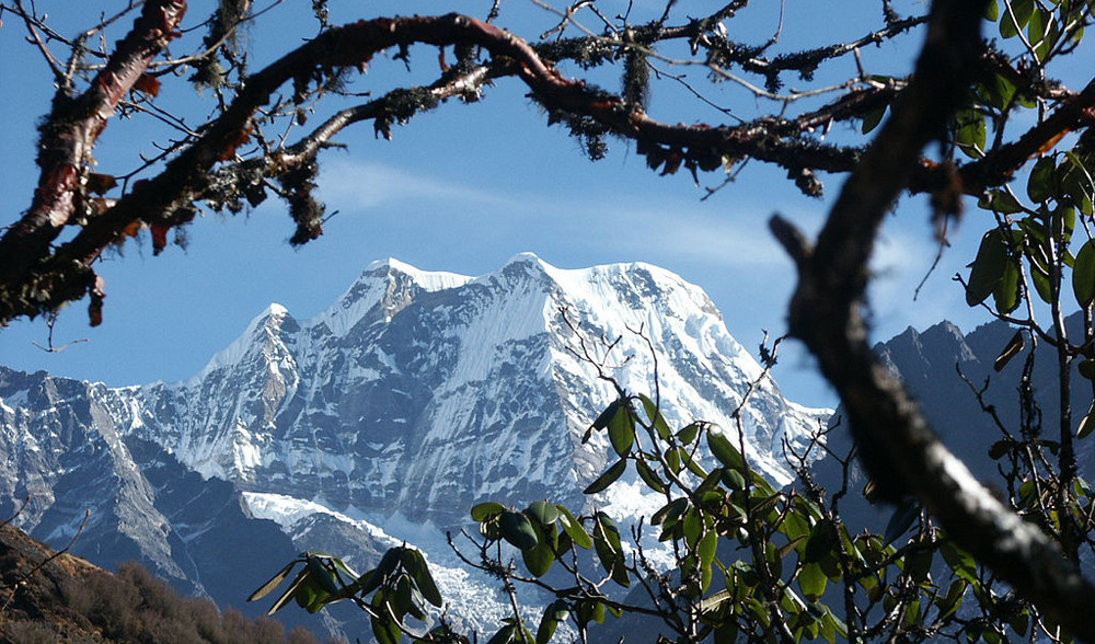 हिमपातका कारण दुई विदेशीसहित १० पर्यटक मेरापिक क्षेत्रमा फसे