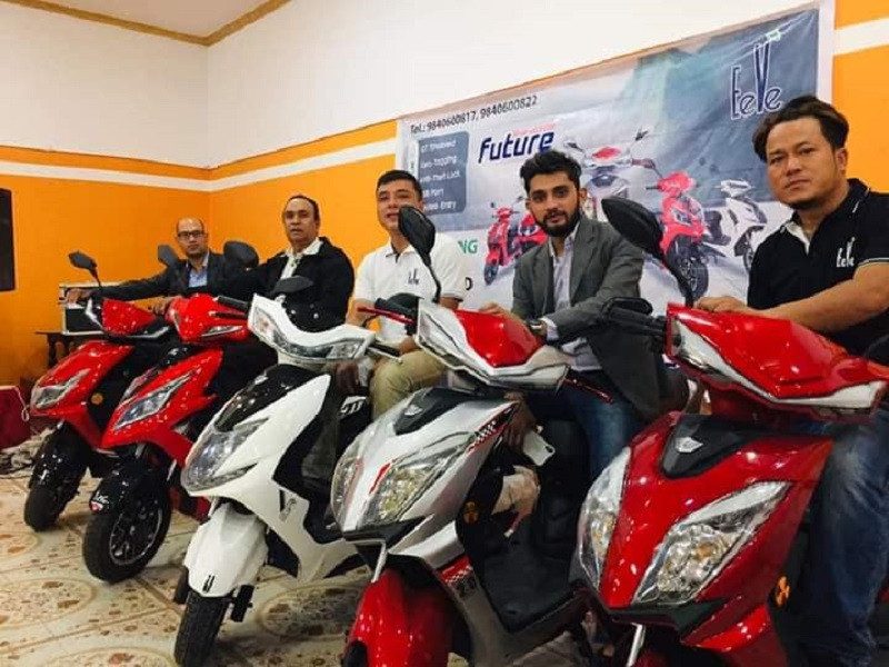 सुन्दर ट्रेडर्सले भित्र्यायो ईईभीईका स्कुटर