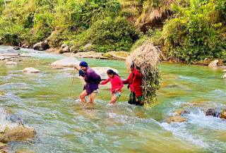 काठेखोला पार गर्दै किसान