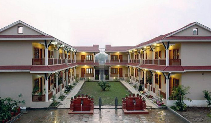 पाहुना नहुँदा मजदूर पाल्न कठिन भएको भन्दै कर्मचारीलाई बिदा दिँदै सौराहाका होटल