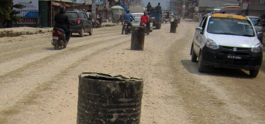 कालोपत्र गर्नासाथ भत्किएको चापागाउँ-लेले सडक पुनःनिर्माण गरिने
