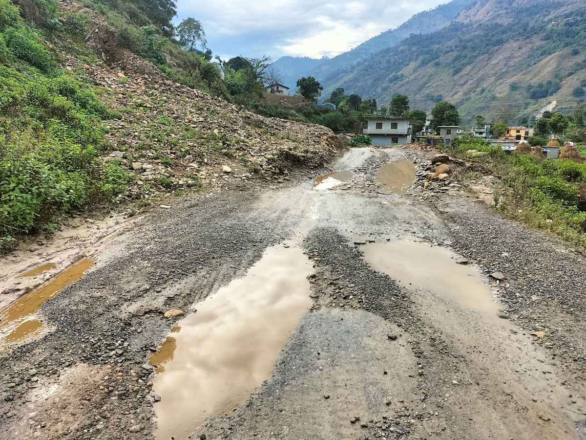 पक्की सडकको यो हालत 