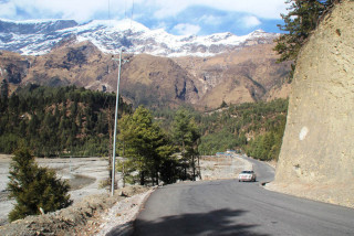 पर्यटक पुर्‍याउने सडक : फराकिला हुँदै, गन्तव्यनजिक पुग्दै