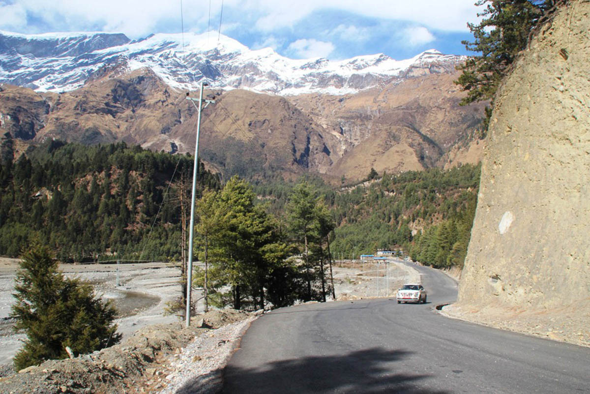 सुन्दर देखियो मुस्ताङको सडक