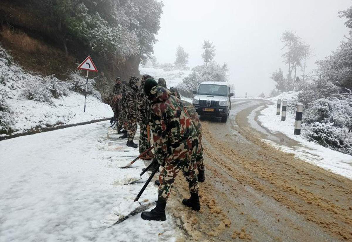 सडकमा हिउँ सफा गर्दै सेना