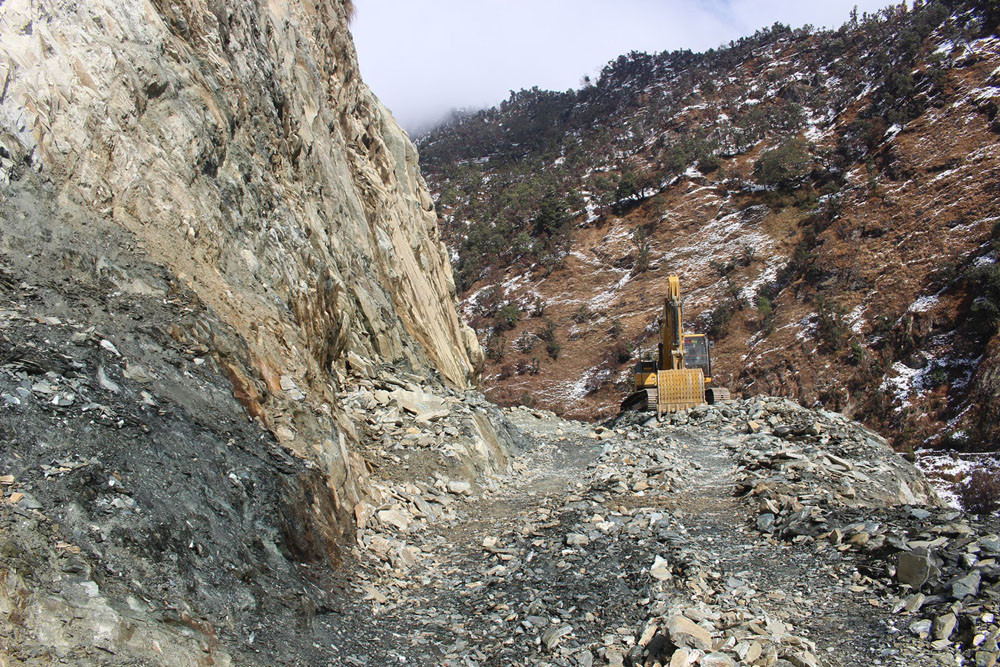 एक सय मिटर सडक खन्न लाग्यो दुई वर्ष 