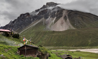 ११ घरमा ४० जना : हिमपात र सञ्चार अभावले पिरोलिएको याङ्‍मा