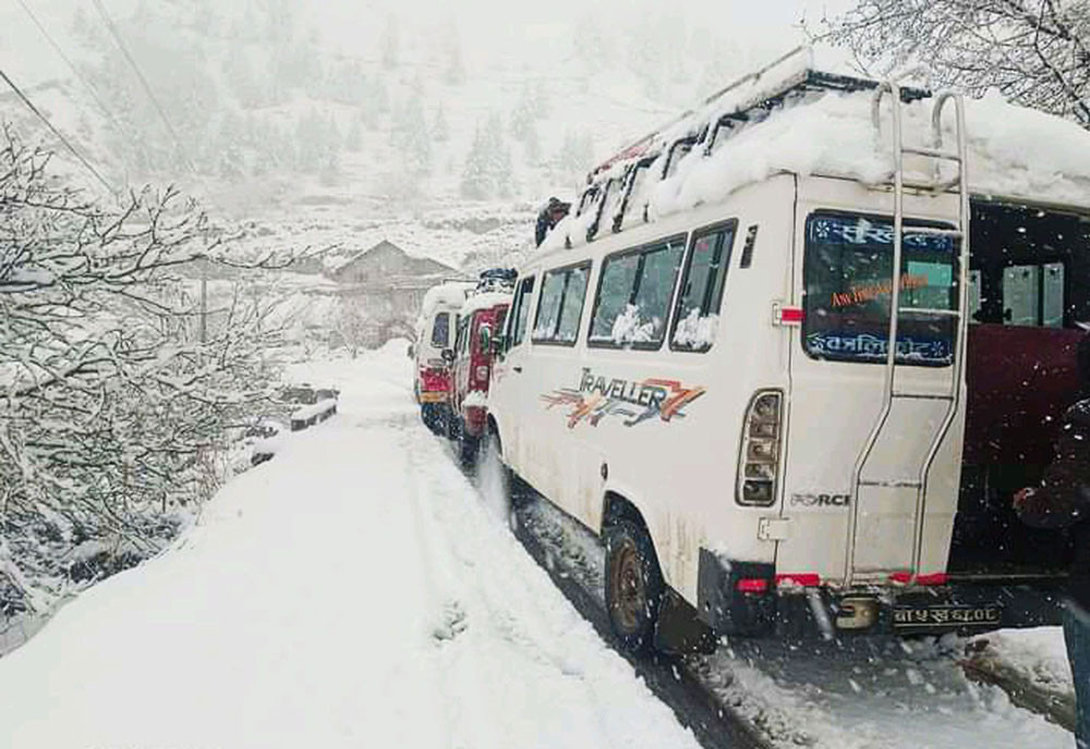 हिमपातका कारण रोकिए सवारीसाधन