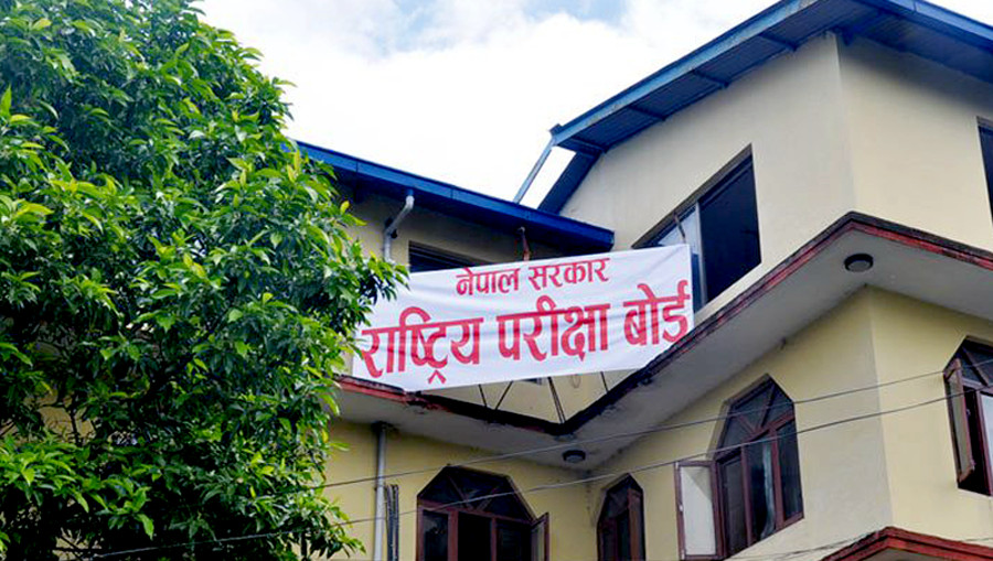 पाँच दिनदेखि सर्भर डाउन, एनओसी लिन नपाउँदा नाराबाजीमा विद्यार्थी, हातैले लेखेर दिने तयारी