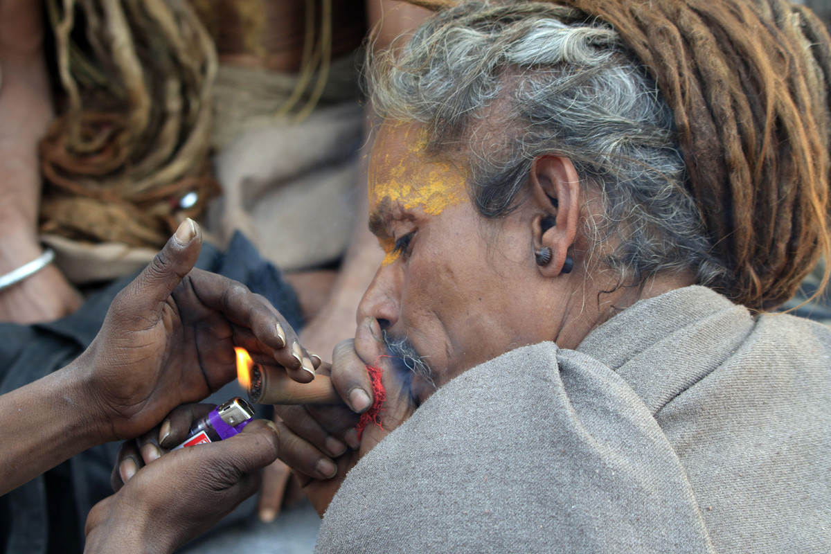 पशुपतिमा साधुसन्त : धुनी र प्रसादमा मस्त [तस्बिरहरू]