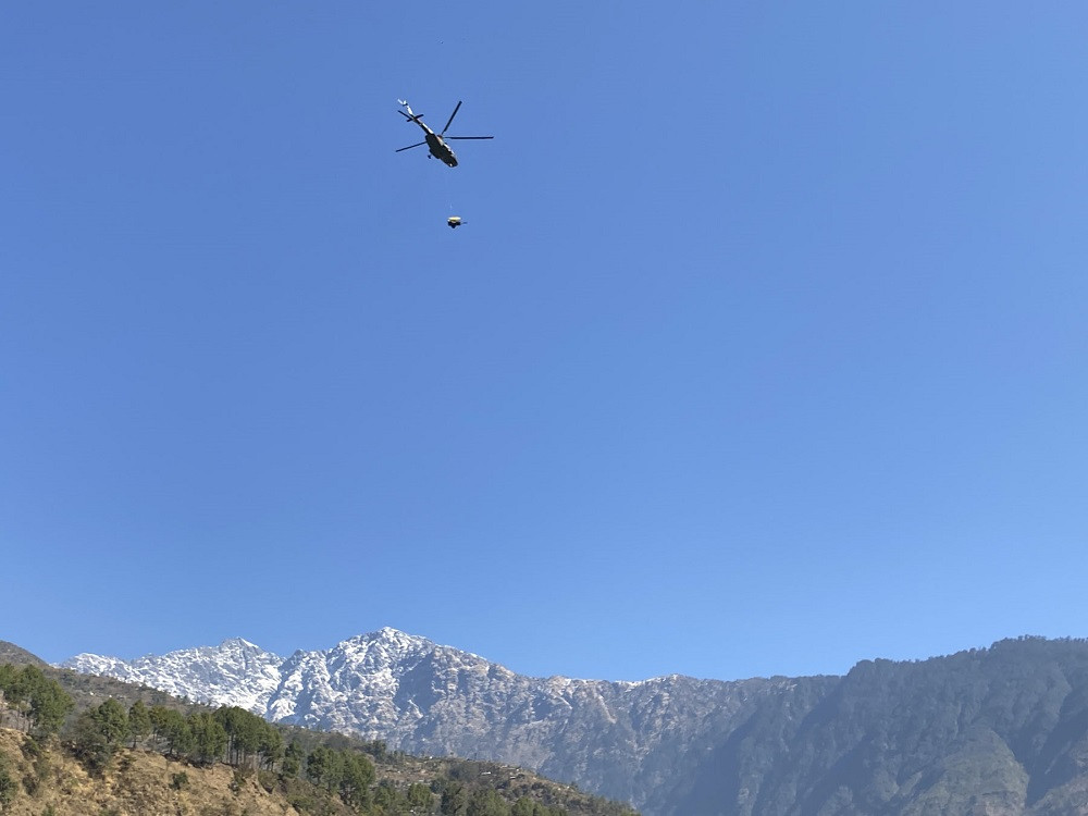 हेलिकोप्टरबाट ढुंगा हटाउने उपकरण लैजाँदै