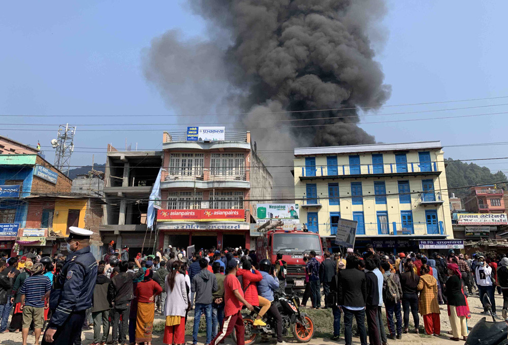 दमौलीमा हार्डवेयर गोदाममा आगलागी