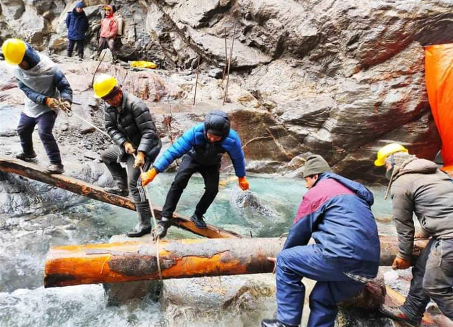 बेँसीसहर-चामे सडकको कल्भर्ट निर्माण गरिँदै