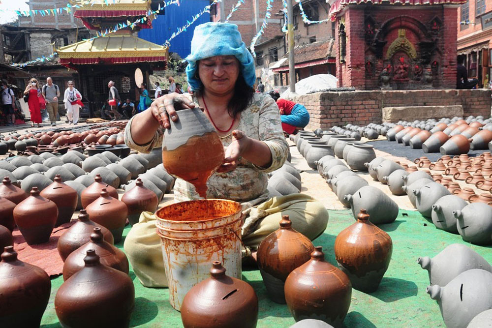 खुत्रुके बनाउँदै