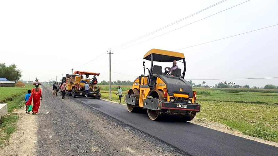 शिवसताक्षीमा चक्रपथ कालोपत्र गरिँदै