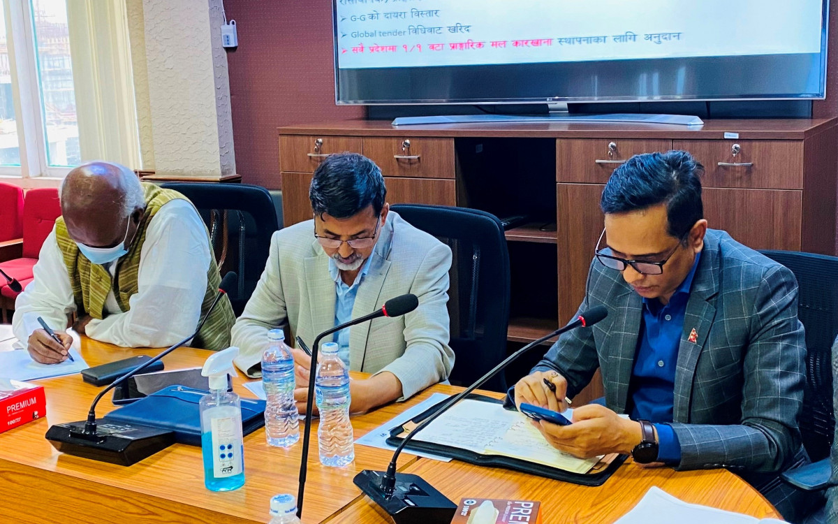 बजेट निर्माण : आफैले बनाएको गलत भाष्यको चेपुवामा अर्थमन्त्री 