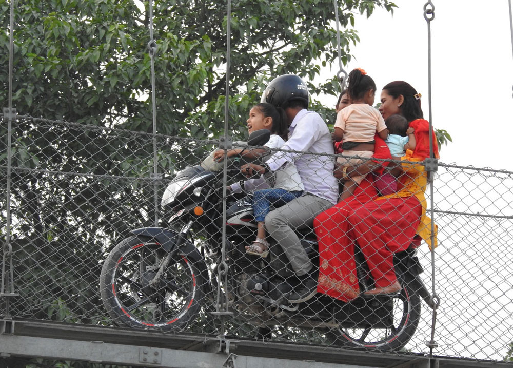 जोखिम मोलेर झोलुङ्गेपुलमा मोटरसाइकल यात्रा