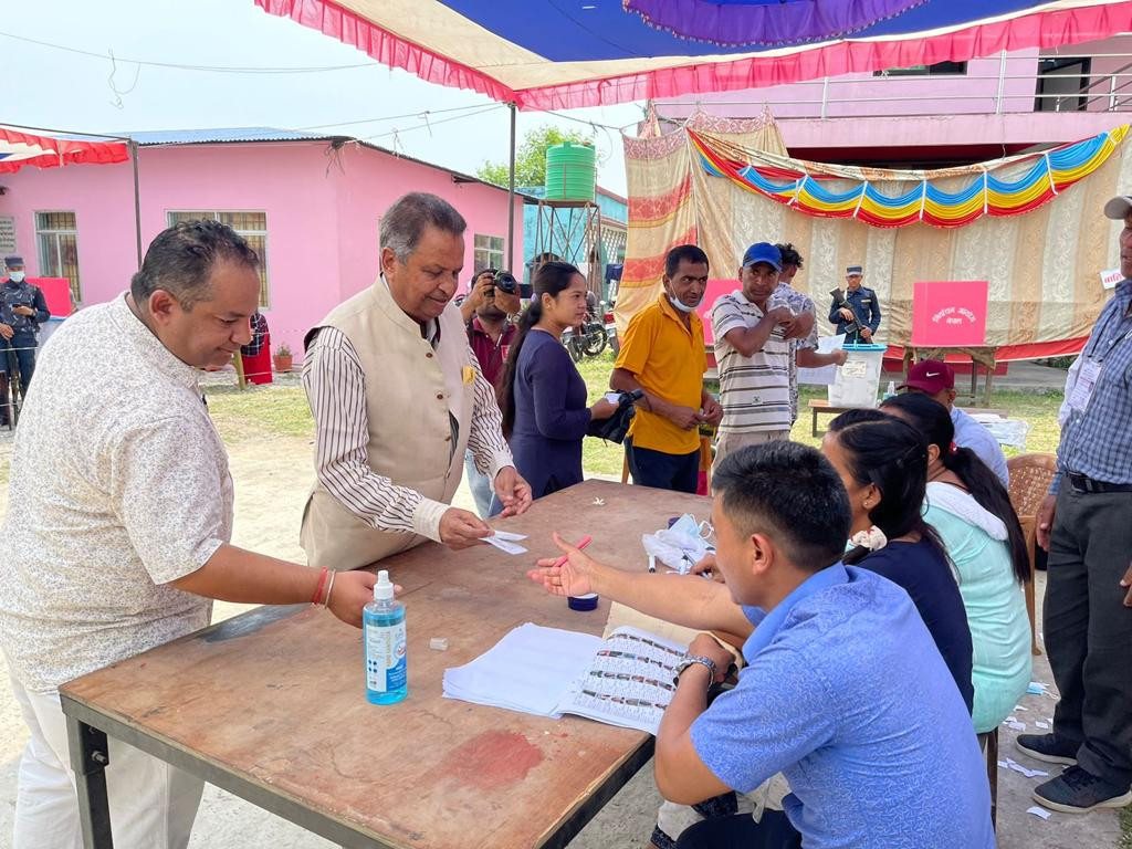 उद्योगपति विनोद चौधरीले नवलपुरको देउचुलीबाट गरे मतदान