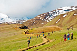 सुरक्षा टोलीसहित यार्सा संकलनमा पुगे मनाङवासी
