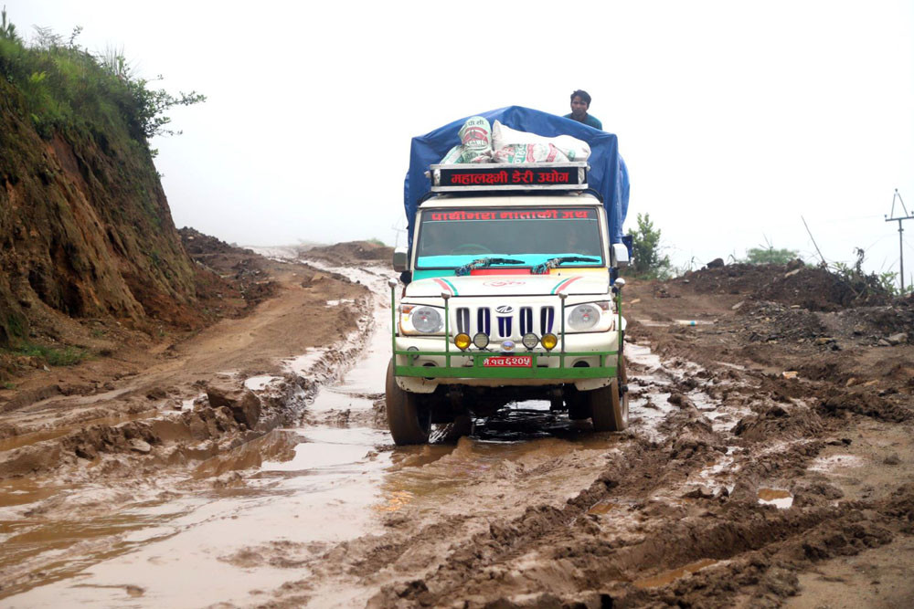 वर्षाद्पछि राँके-रबि भेडेटार सडकको यो हाल