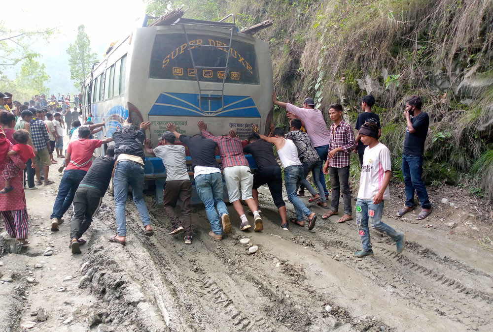 हिलाम्मे सडकले सास्ती