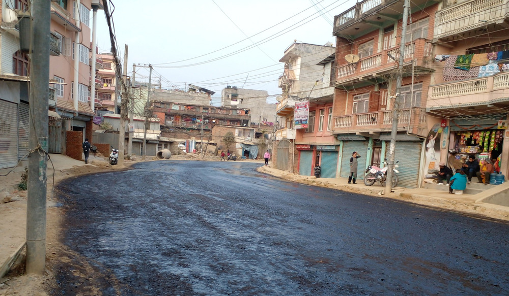 ठेक्का भएको सात वर्षपछि कालोपत्र, कालोपत्र गरेको दुई महिनामै भत्कियो सडक