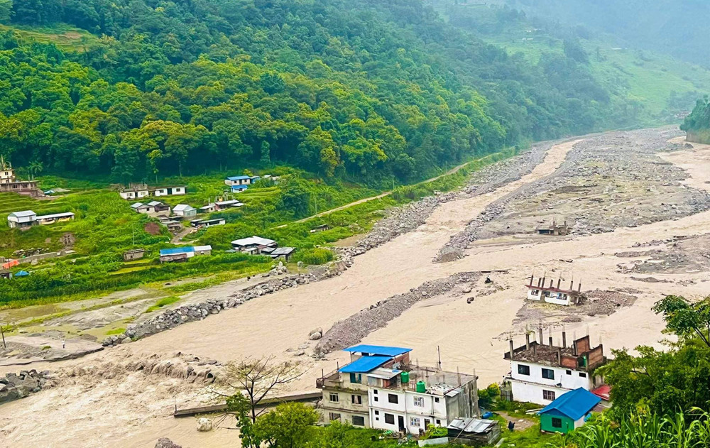 सिन्धुपाल्चोकमा बाढी : सडक अवरुद्ध, हेलम्बुको फाँट डुबानमा