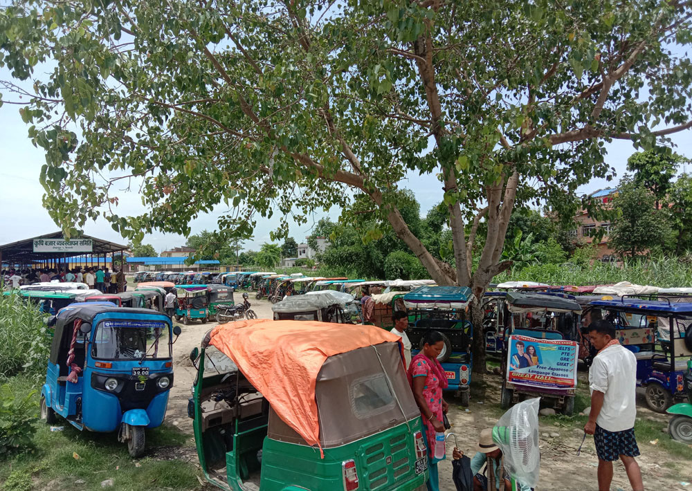 बसपार्क ठेक्कामा गएपछि अटो रिक्सालाई पार्किङ शुल्क