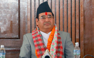 कामचलाउ सरकारका पराजित पर्यटनमन्त्री जीवनराम जानेबेला २० करोड बाँड्दै