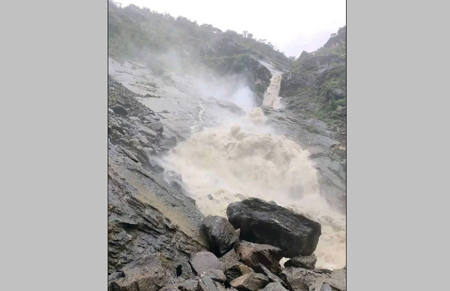 बाढी र पहिरोका कारण नासिँदैछ रुप्सेको सौन्दर्य