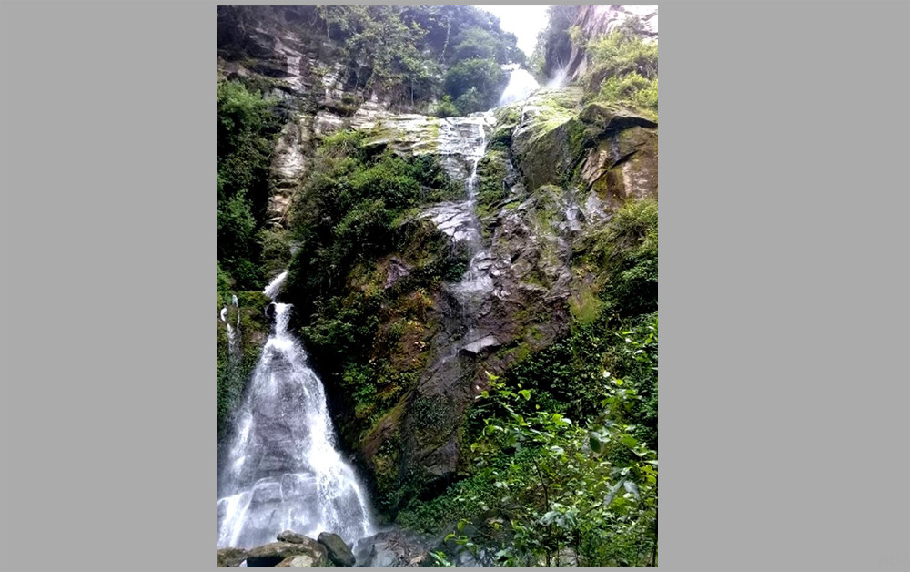 पर्यटक आकर्षित गर्दैछ भोजपुरको महभिर झरना