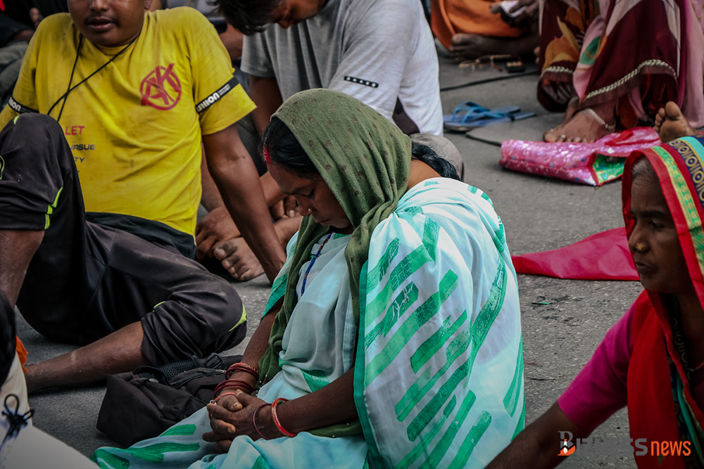 मेची पुलबाट मिटरब्याज पीडितहरुले सुरु गरे ‘न्याय मार्च’, १५ दिनमा हिँडेरै काठमाडौं आइपुग्ने