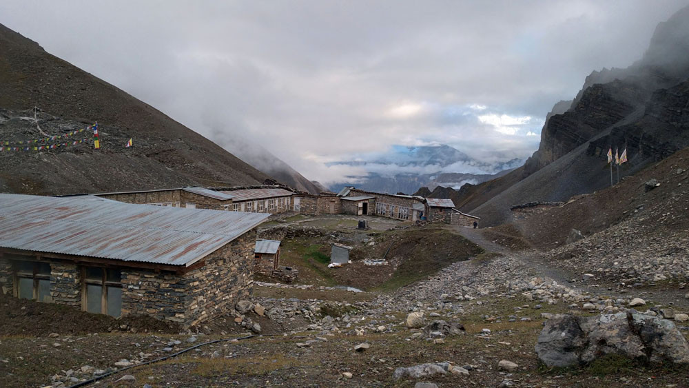बादलभित्र अन्नपूर्ण  हिमाल
