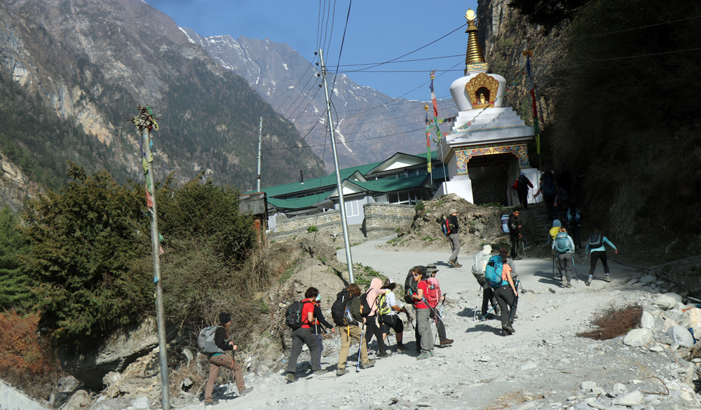 पदयात्रीलाई स्वास्थ्य सेवा उपलब्ध गराउन फेरिचे र मनाङ गाउँमा चिकित्सक टोली