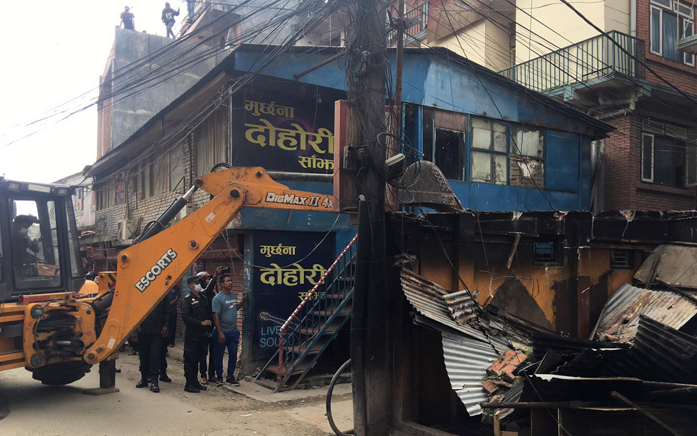 काठमाडौं महानगरमा दुई दिनमै एकसय बढी अवैध संरचना भत्काइयो