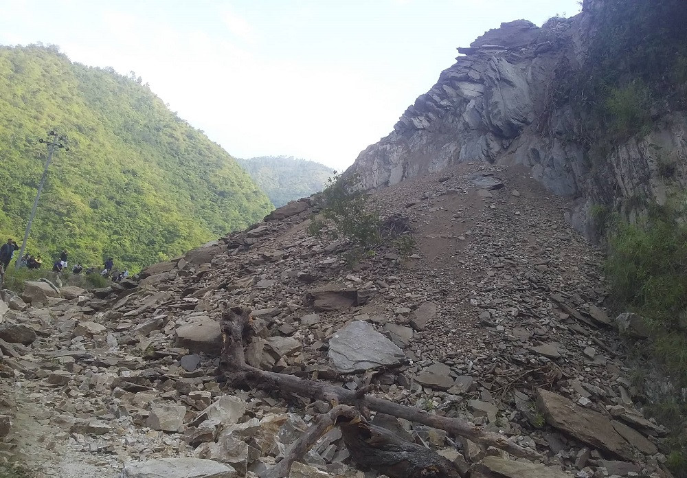 दार्चुलाको किम्तडी ठण्याकाठामा पहिरो खसेर अवरुद्ध भएको सडक सञ्चालनमा