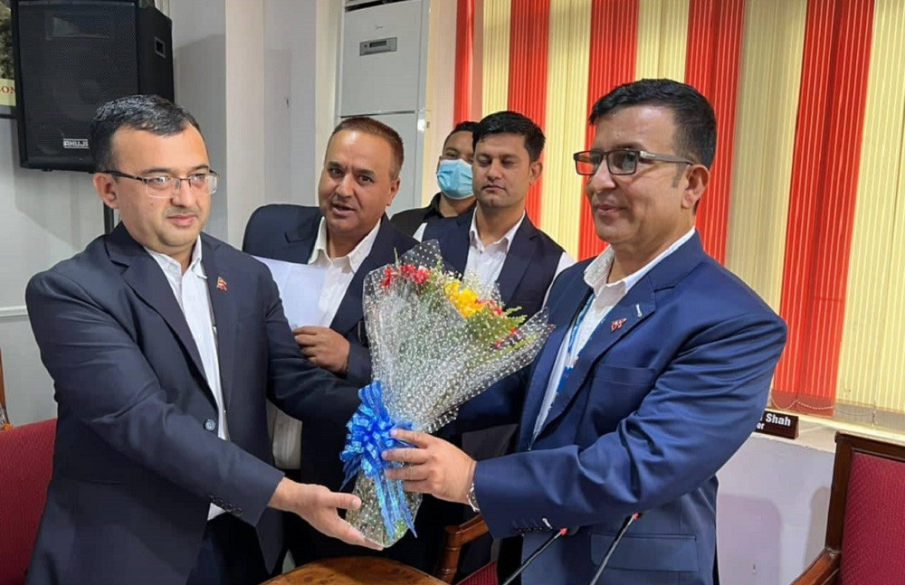अधिकारीले सम्हाले काठमाडौं महानगरको प्रमुख प्रशासकीय अधिकृतको जिम्म‍ेवारी