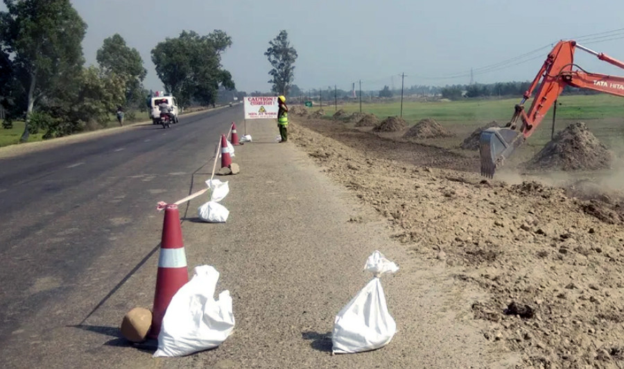 कमला-कञ्चनपुर सडक विस्तारमा ढिलाइ, म्याद सकिँदा आधामात्र काम, पुन: म्याद थप