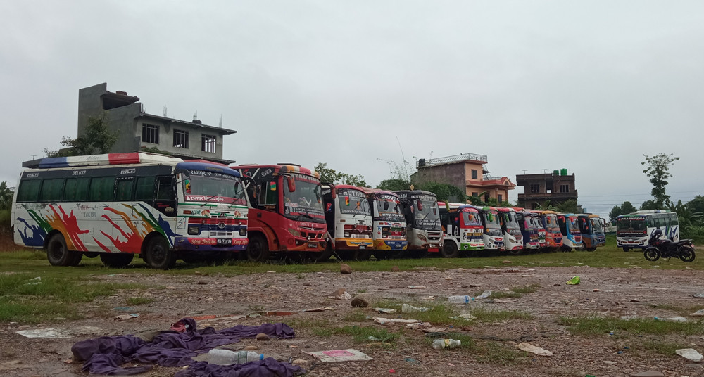 रामपुर बसपार्क : हिउँदमा धुलाम्मे र बर्सातमा हिलाम्मे       