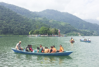दसैं-तिहारसँगै डुंगा व्यवसायी व्यस्त